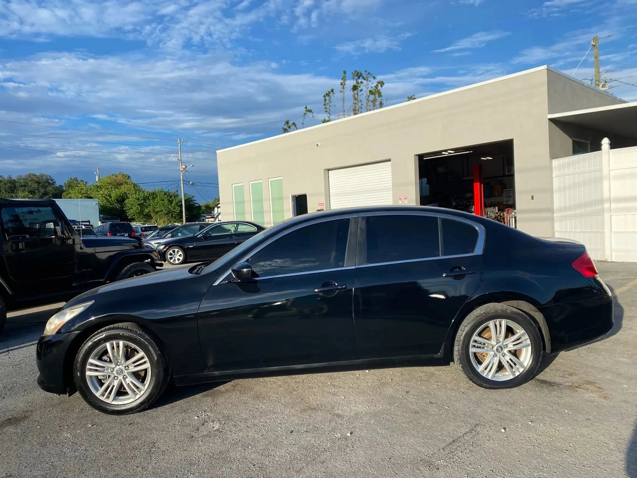 Used 2011 INFINITI G37 x Sedan AWD/4WD image 2