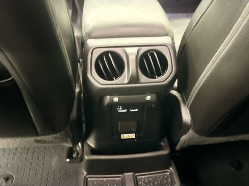 Used 2022 Jeep Wrangler Unlimited Sahara AWD/4WD image 22