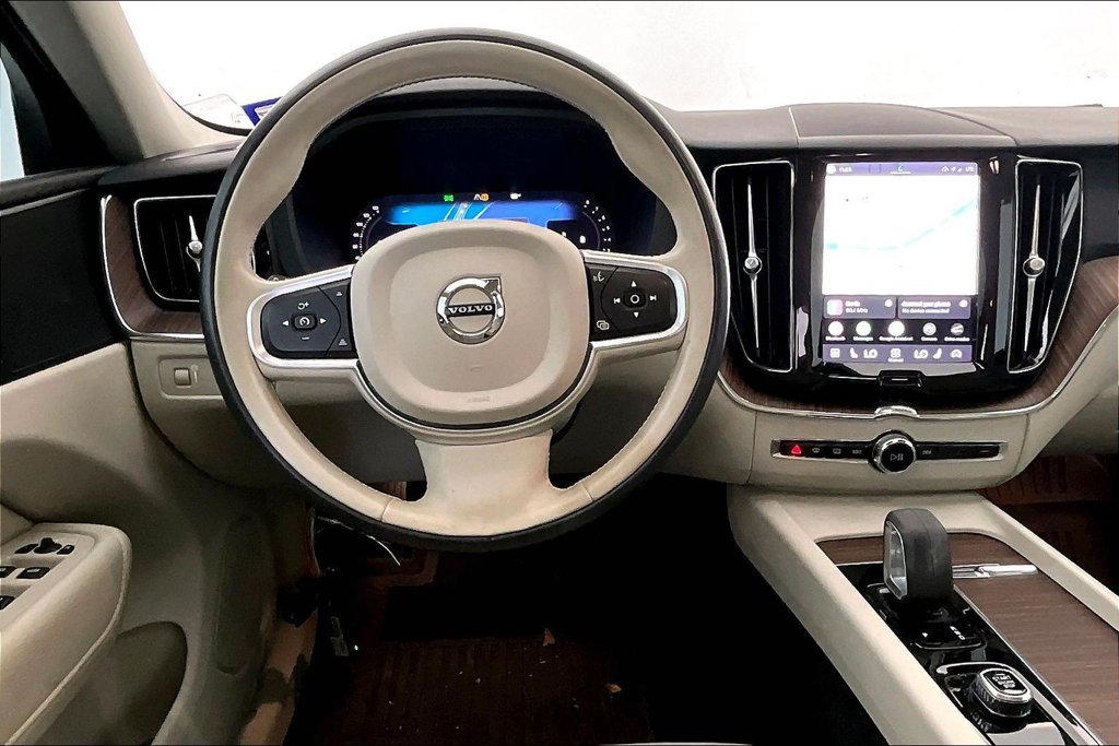 Used 2022 Volvo XC60 B5 Momentum AWD/4WD image 5