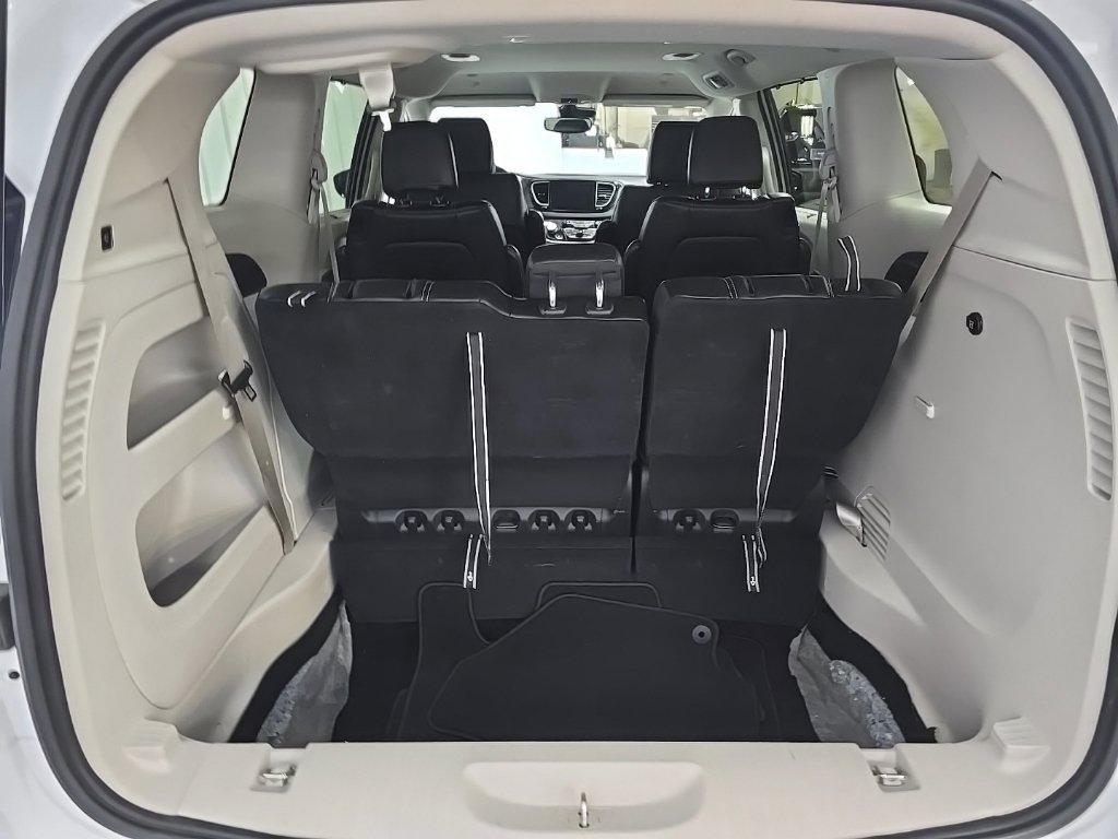 Used 2024 Chrysler Pacifica Touring-L FWD image 11