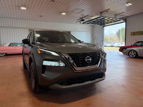 Used 2023 Nissan Rogue S image 6