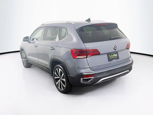 Used 2023 Volkswagen Taos SE w/ Panoramic Sunroof Package FWD image 5