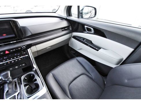 Used 2022 Kia Carnival EX FWD image 11