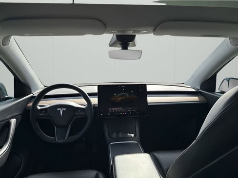 Used 2022 Tesla Model Y Long Range image 17