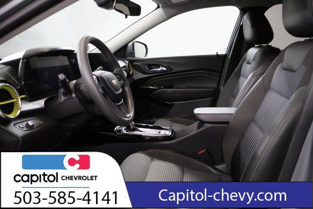 Used 2025 Chevrolet Trax LT FWD image 12