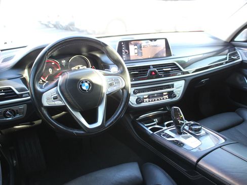 Used 2016 BMW 750i image 9