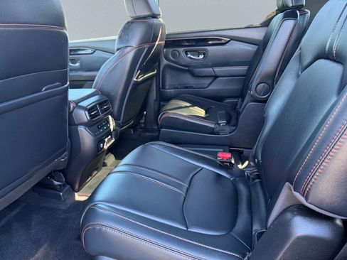 Used 2023 Honda Pilot TrailSport image 18