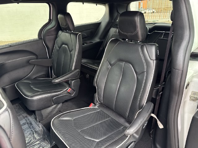 Used 2025 Chrysler Pacifica Limited FWD image 27