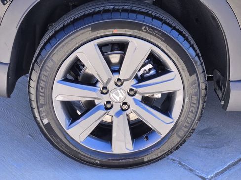 Certified 2025 Honda Pilot Sport image 10