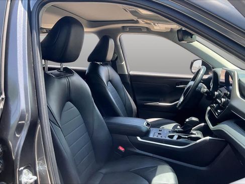Used 2025 Toyota Highlander XLE FWD image 9