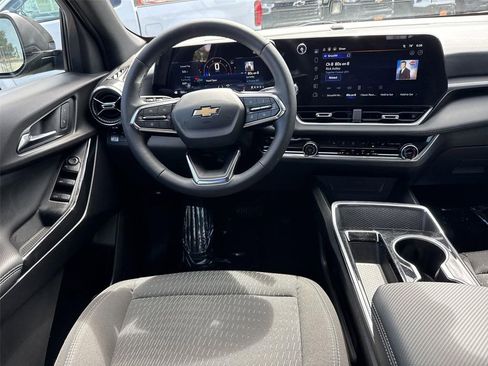 Used 2025 Chevrolet Equinox LT image 18