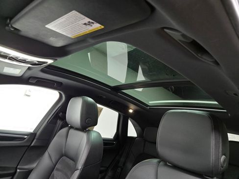 Used 2018 Porsche Macan image 12