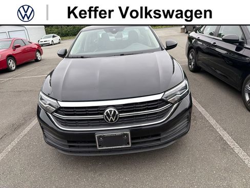 Used 2024 Volkswagen Jetta SE FWD image 2