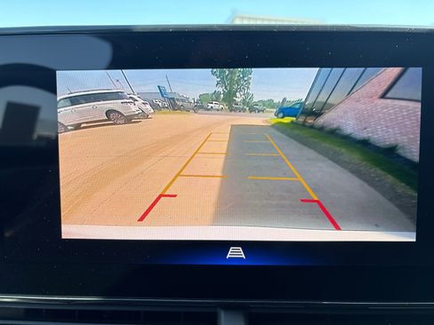 Used 2025 Chevrolet Trax LT FWD image 19