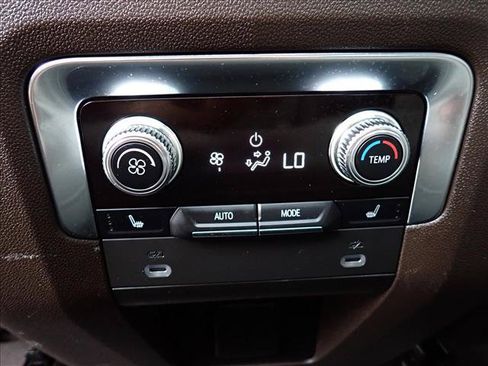 Used 2022 GMC Yukon SLT w/ SLT Luxury Package AWD/4WD image 13