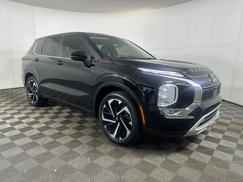 Used 2022 Mitsubishi Outlander SE image 2