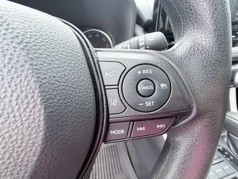 Used 2022 Toyota RAV4 XLE w/ Convenience Package FWD image 16