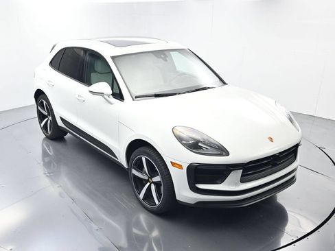 Certified 2025 Porsche Macan AWD/4WD image 43