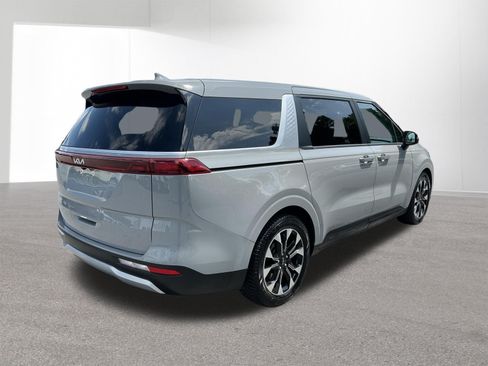 Used 2024 Kia Carnival EX FWD image 3