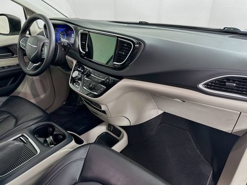 Certified 2023 Chrysler Pacifica Touring-L FWD image 40