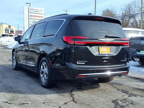 Used 2023 Chrysler Pacifica Limited image 5