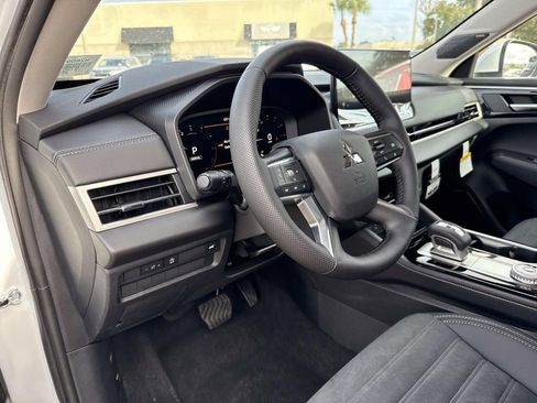 New 2026 Mitsubishi Outlander SE image 21