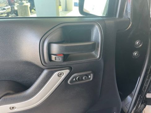 Used 2016 Jeep Wrangler Unlimited Sahara w/ Connectivity Group AWD/4WD image 11