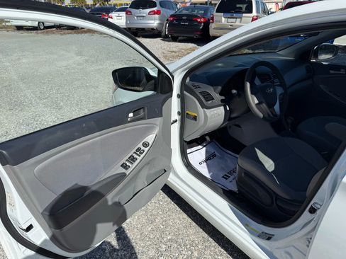 Used 2016 Hyundai Accent SE image 9