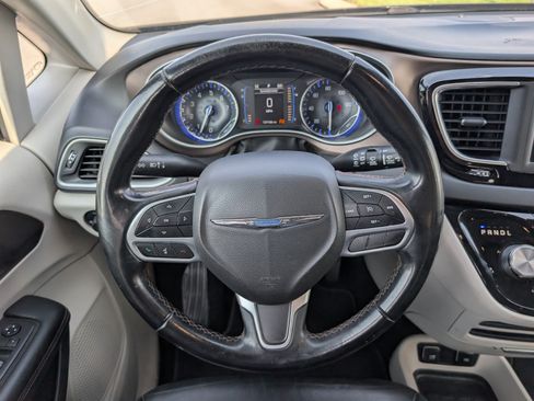 Used 2018 Chrysler Pacifica Touring-L FWD image 15