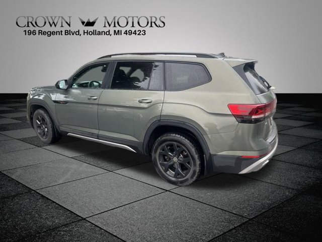 Used 2024 Volkswagen Atlas Peak Edition SE AWD/4WD image 3