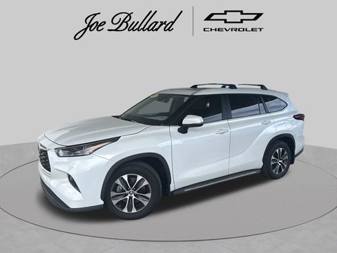 Used 2023 Toyota Highlander XLE FWD image 1