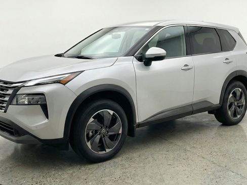 Used 2025 Nissan Rogue SV AWD/4WD image 3