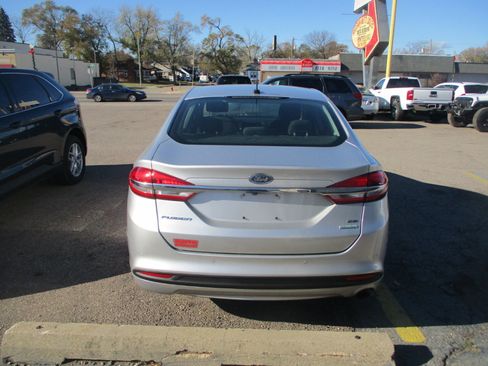 Used 2017 Ford Fusion SE w/ Fusion SE Technology Package image 6
