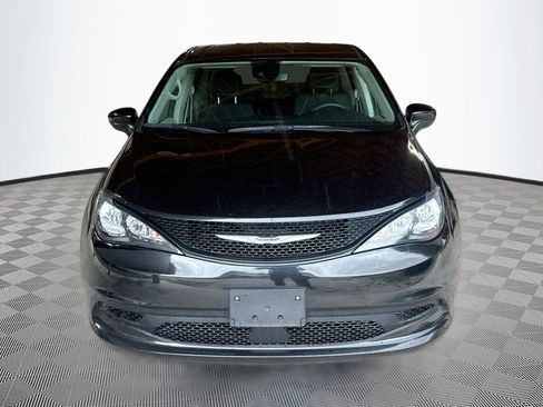 Used 2023 Chrysler Voyager LX FWD image 2