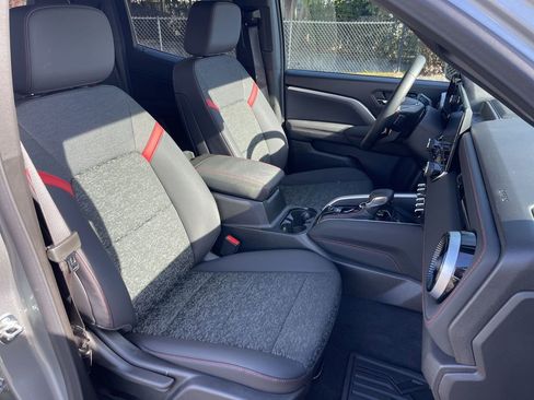 Used 2025 Chevrolet Colorado Z71 w/ Technology Package image 28