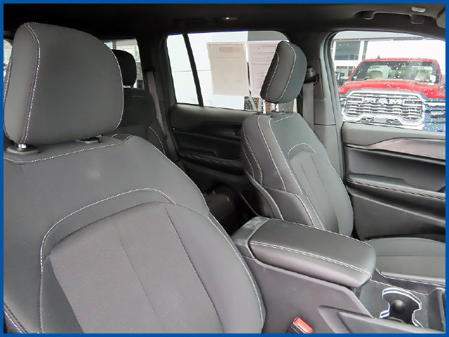 Used 2025 Jeep Grand Cherokee Laredo X w/ Trailer Tow Package AWD/4WD image 9