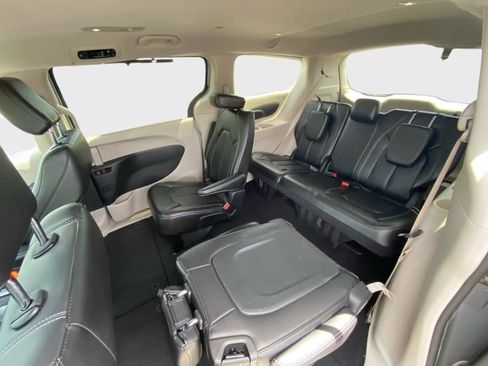 Used 2024 Chrysler Pacifica Touring-L FWD image 13