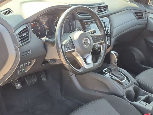 Used 2020 Nissan Rogue SV FWD image 2