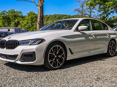 Used 2023 BMW 540i xDrive w/ Dynamic Handling Package AWD/4WD image 3