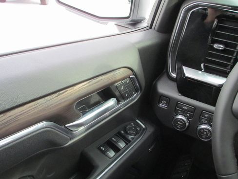 New 2026 GMC Sierra 1500 SLT w/ SLT Convenience Package image 16