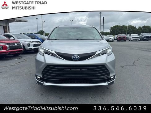 Used 2025 Toyota Sienna XLE FWD image 2
