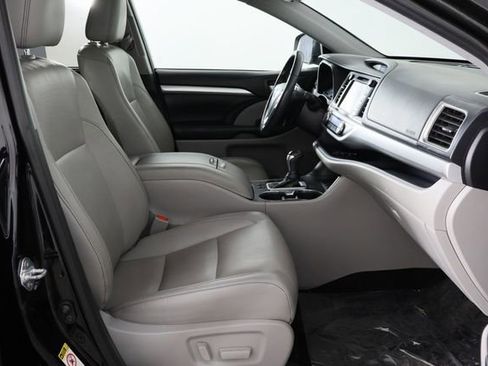 Used 2019 Toyota Highlander XLE AWD/4WD image 19