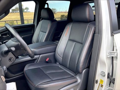 Used 2024 Nissan Titan PRO-4X w/ Pro-4x Convenience Package image 8