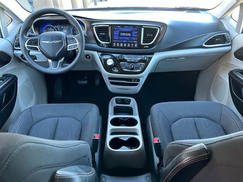 Used 2017 Chrysler Pacifica Touring image 14