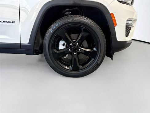 Used 2023 Jeep Grand Cherokee Limited w/ Black Appearance Package AWD/4WD image 38