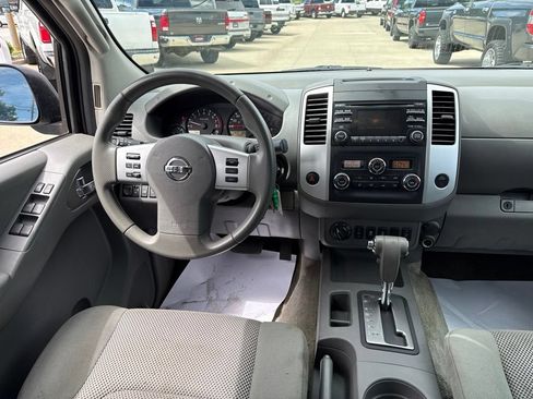 Used 2014 Nissan Frontier SV w/ SV Value Truck Package AWD/4WD image 9