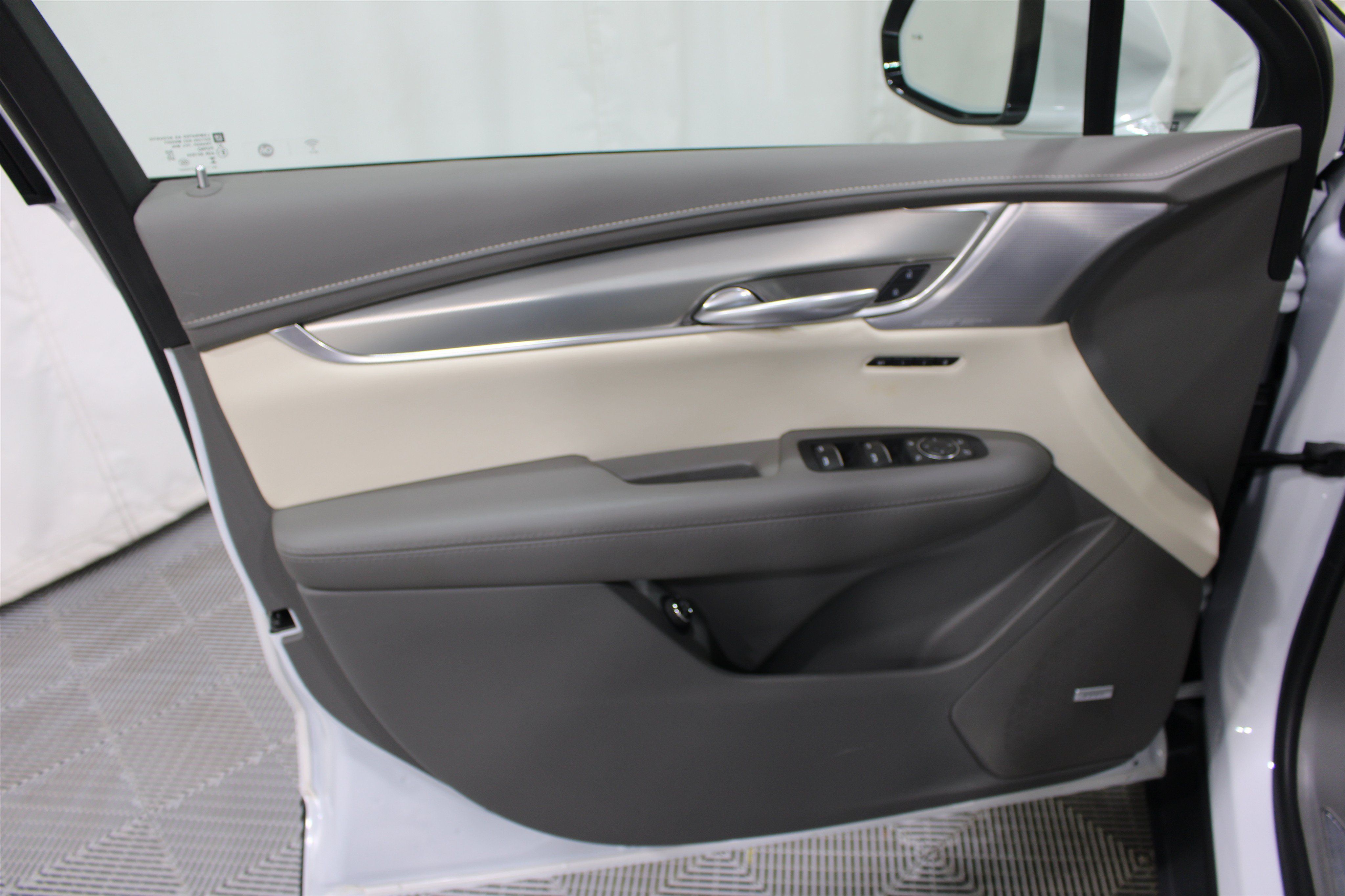 Used 2025 Cadillac XT5 Premium Luxury w/ Technology Package AWD/4WD image 6