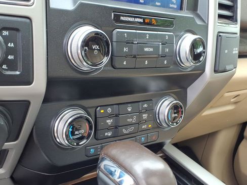 Used 2020 Ford F150 Lariat w/ Equipment Group 502A Luxury AWD/4WD image 14