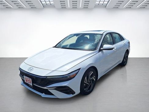 Used 2025 Hyundai Elantra SEL FWD image 8