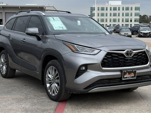 New 2025 Toyota Highlander Platinum image 7
